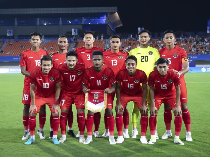 Pesepak bola Timnas U-24 Indonesia Mohammad Haykal Alhafiz (kiri) menyundul bola saat melawan Kirgistan dalam pertandingan kualifikasi Grup F Asian Games 2022 di Zhejiang Normal University East Stadium, Hangzhou, China, Selasa (19/9/2023).  ANTARA FOTO/HO-NOC Indonesia/Naif AlAs/mrh/YU