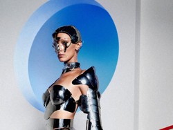 Penampilan Bella Hadid Topless & Botak, Terinspirasi dari Robot AI