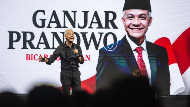 Bakal calon presiden dari partai PDI Perjuangan Ganjar Pranowo menyampaikan gagasan di UGM, Sleman, DI Yogyakarta, Selasa (19/9/2023). Bicara gagasan yang menghadirkan tiga bakal calon presiden Anies Baswedan, Ganjar Pranowo dan Prabowo Subanto tersebut memberikan kesempatan bacapres menyampaikan gagasan jika terpilih menjadi presiden. ANTARA FOTO/Hendra Nurdiyansyah/YU