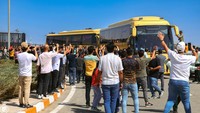Momen di mana suporter Iran mengadang bus Al Nassr di tengah jalan. (Foto: Twitter @AlNassrFC)