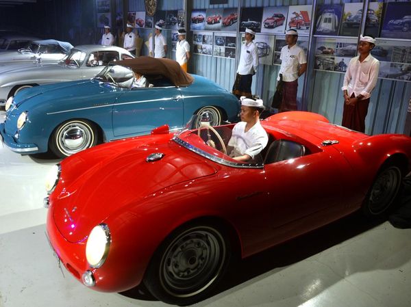 Deretan Replika Mobil Klasik Mejeng di Gianyar Bali