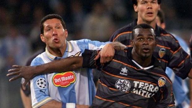FC Valence's defender Jocelyn Angloma of France (R) jostles for position with Lazio Rome's midfielder Argentinian Diego Simone during the Champions league second leg quarter final match between the Lazio Rome and the FC Valence at the Olympic Stadium in Rome, 18 April 2000. (ELECTRONIC IMAGE) (Photo by Gabriel BOUYS / AFP)