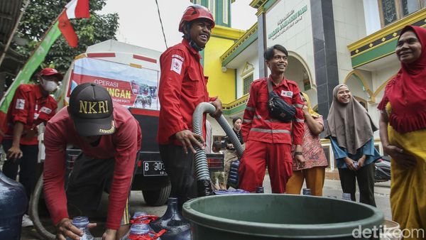 Distribusi Air Bersih di Depok Disambut Antusias Warga