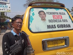 Foto Gibran Bertulis Pemimpin Muda Mejeng di Angkot Cirebon