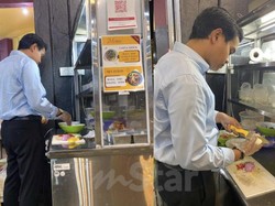 Gigih! Pria Ini Siangnya Kerja Kantoran, Malamnya Jualan Laksa