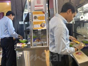 Gigih! Pria Ini Siangnya Kerja Kantoran, Malamnya Jualan Laksa Gigih! Pria Ini Siangnya Kerja Kantoran, Malamnya Jualan Laksa