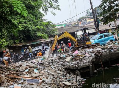 Jalan Mau Dilebarkan, Bangunan di Simpang Sasak Tangsel Dibongkar