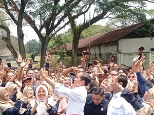 Mesranya Jokowi dan Prabowo Selfie Bareng Pegawai Pindad