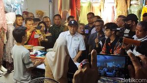 Kala Teten Dicurhati Pedagang Pasar Tanah Abang yang Omzetnya Anjlok