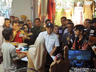 Kala Teten Dicurhati Pedagang Pasar Tanah Abang yang Omzetnya Anjlok