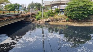 Kali Bekasi Tercemar Ganggu Pasokan Air Bersih Warga
