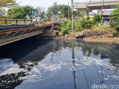 Kali Bekasi Tercemar Ganggu Pasokan Air Bersih Warga