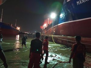 Kapal Kargo di Pelabuhan Kamal Terbakar Saat Akan Berlayar Kapal Kargo di Pelabuhan Kamal Terbakar Saat Akan Berlayar