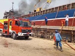 Kerugian Kebakaran Kapal Kargo di Pelabuhan Kamal Capai Rp 1 Miliar Kerugian Kebakaran Kapal Kargo di Pelabuhan Kamal Capai Rp 1 Miliar