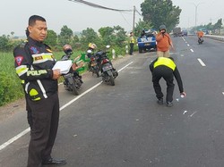 Senggolan hingga Tabrak Truk Parkir, Pengendara Motor di Jombang Tewas