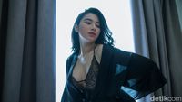 7 Gaya Seksi Lisa Oktaviani Aspri Hotman Paris Pakai Lingerie