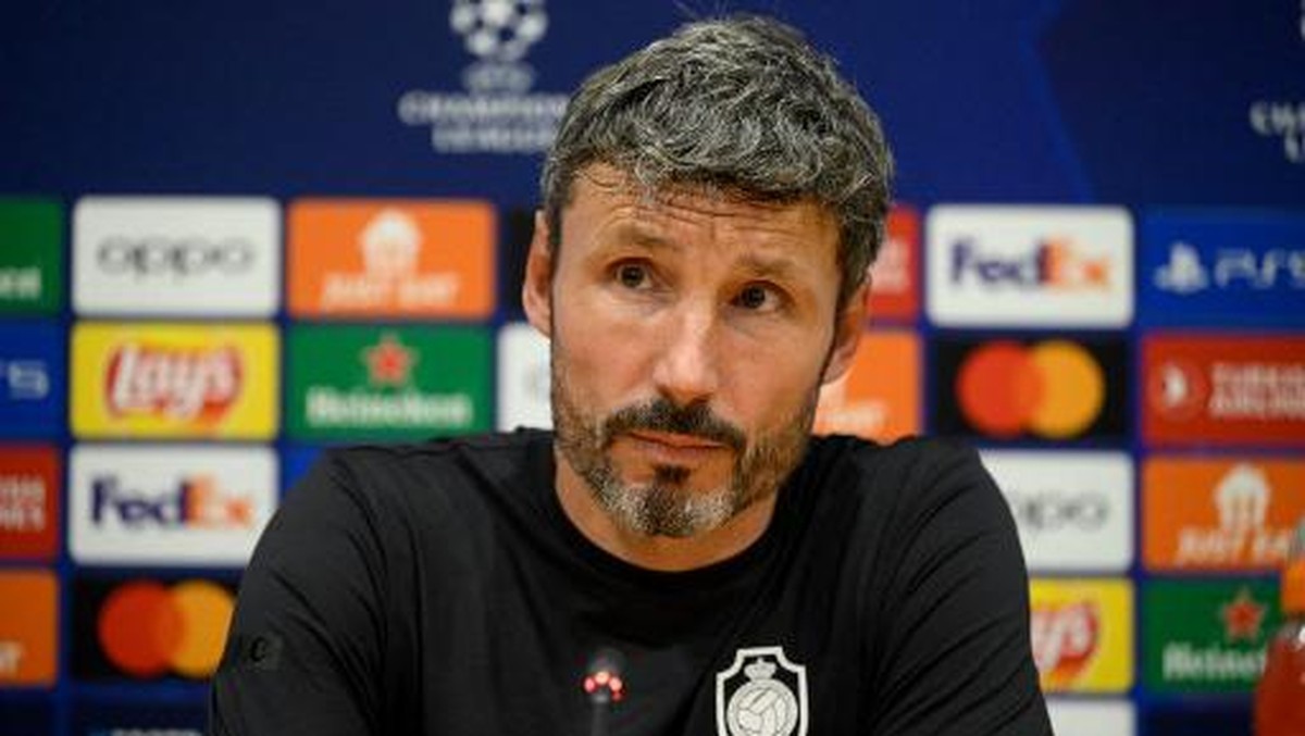 Mark van Bommel, eks gelandang Barcelona yang kini melatih Royal Antwerp. Foto: AFP/JOSEP LAGO