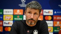 Mark van Bommel masih menganggur setelah pisah jalan dengan Roal Antwerp pada Juni 2024. Sebagai pelatih, dia mempunyai pengalaman melatih PSV Eindhoven dan asisten pelatih Timnas Australia. (Mark Van Bommel Foto: AFP/JOSEP LAGO)