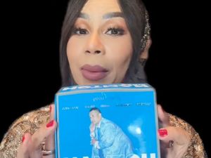 Intip Souvenir Pernikahan Fritz Hutapea, Dihiasi Foto Hotman, Begini Isinya