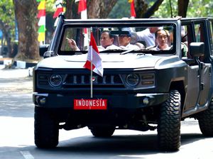 Prabowo Sopiri Jokowi Naik Maung saat Tinjau PT Pindad Bandung
