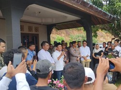 Sambangi Rempang Tenangkan Warga, Bahlil: Kita Perlu Investasi