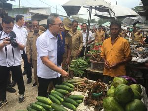 Pastikan Harga Bapok Stabil, Zulhas Tinjau Pasar Wakerow Waikabubak NTT