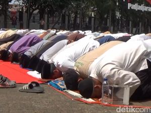 Tak Kunjung Diguyur Hujan, Warga Purwakarta Ramai-ramai Salat Istisqa