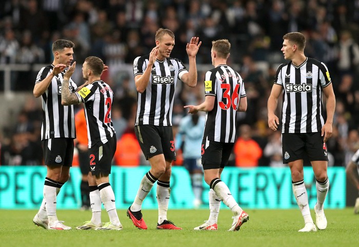 Soccer Football - Premier League - Newcastle United v Brentford - St James Park, Newcastle, Britain - September 16, 2023 Newcastle Uniteds Dan Burn and Sean Longstaff celebrate after the match REUTERS/Scott Heppell NO USE WITH UNAUTHORIZED AUDIO, VIDEO, DATA, FIXTURE LISTS, CLUB/LEAGUE LOGOS OR LIVE SERVICES. ONLINE IN-MATCH USE LIMITED TO 45 IMAGES, NO VIDEO EMULATION. NO USE IN BETTING, GAMES OR SINGLE CLUB/LEAGUE/PLAYER PUBLICATIONS.