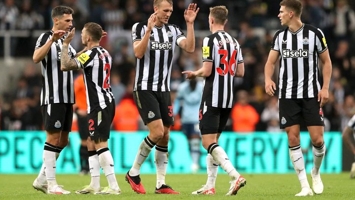 Soccer Football - Premier League - Newcastle United v Brentford - St James Park, Newcastle, Britain - September 16, 2023 Newcastle Uniteds Dan Burn and Sean Longstaff celebrate after the match REUTERS/Scott Heppell NO USE WITH UNAUTHORIZED AUDIO, VIDEO, DATA, FIXTURE LISTS, CLUB/LEAGUE LOGOS OR LIVE SERVICES. ONLINE IN-MATCH USE LIMITED TO 45 IMAGES, NO VIDEO EMULATION. NO USE IN BETTING, GAMES OR SINGLE CLUB/LEAGUE/PLAYER PUBLICATIONS.