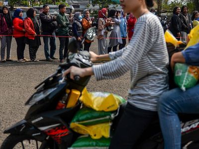 Antrean Panjang di Operasi Pasar Beras di Bandung