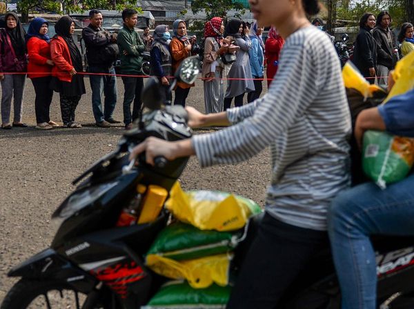 Antrean Panjang di Operasi Pasar Beras di Bandung