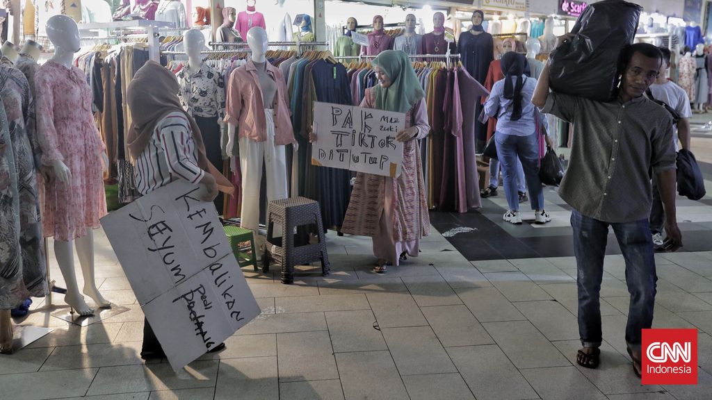 Sejumlah pedagang tanah abang melakukan protes dengan membawa poster saat rencana kunjungan Koperasi dan UKM Teten Masduki. Jakarta, Selasa, 19 September 2023. (CNN Indonesia/Adhi Wicaksono)