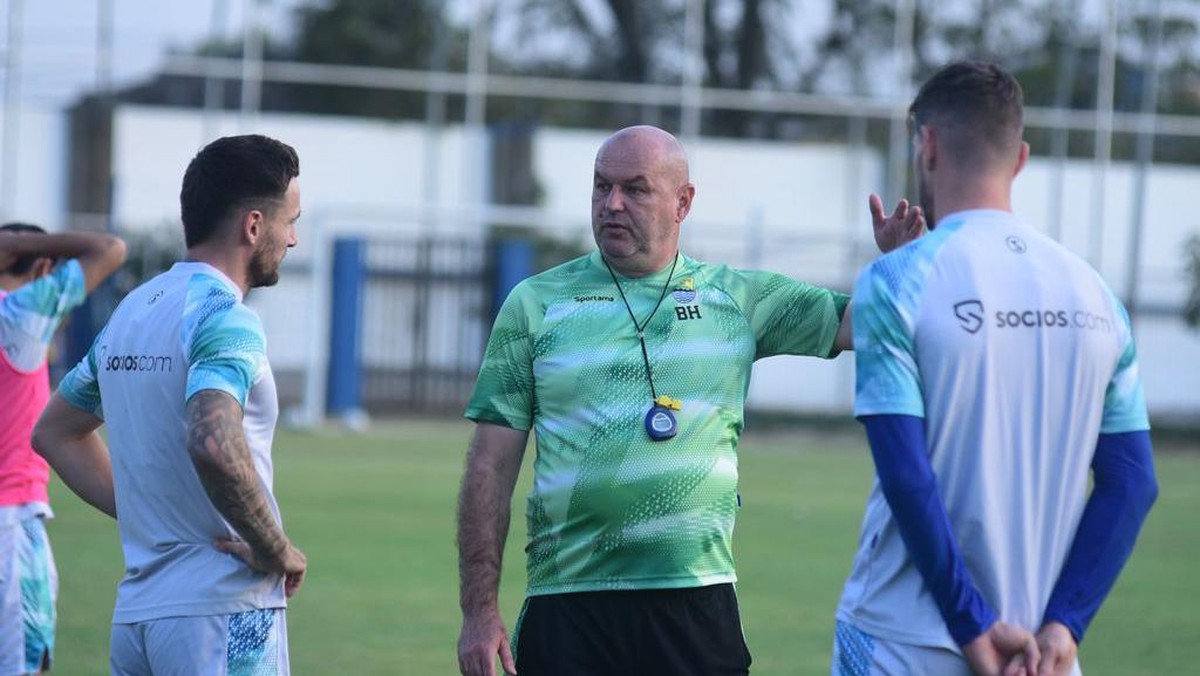 Bojan Hodak mengungkap Persib Bandung melakukan adaptasi untuk bermain malam di Liga 1 2023/2024. (Foto: Istimewa/dok persib.co.id)