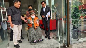 Istri Eks Gubernur Jambi Berkursi Roda saat Diperiksa KPK