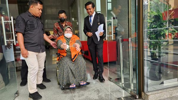 Istri Eks Gubernur Jambi Berkursi Roda saat Diperiksa KPK