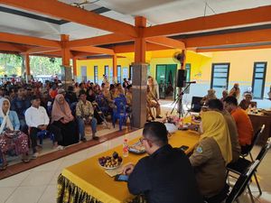 Dinsos Gresik Salurkan Dana Bagi Hasil Cukai, 170 Warga Dukun Sumringah