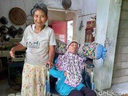 Akhirnya Pemuda Banyuwangi yang Rawat Ibu Lumpuh Dapat Bantuan Kursi Roda