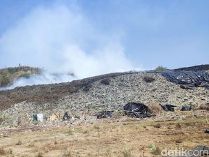 Kebakaran TPA Jatibarang Semarang Belum Padam, Asap Masih Terlihat