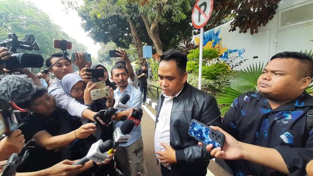 Penasihat hukum selebgram sekaligus pemain FTV berinisial CN, diduga pemeran wanita di rumah produksi film porno di Jaksel, Acong Latif.