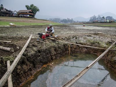 Warga Bikin Sumur Dadakan Imbas Situ Cileunca Kering Kerontang!