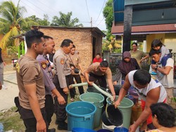 Polres Bengkulu Selatan Selurkan Air Bersih untuk Warga Kekeringan