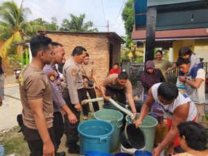 Polres Bengkulu Selatan Selurkan Air Bersih untuk Warga Kekeringan Polres Bengkulu Selatan Selurkan Air Bersih untuk Warga Kekeringan