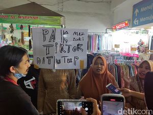 Pedagang Tanah Abang Bentangkan Poster Minta Teten Tutup TikTok Shop cs