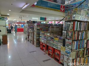 Potret Penjual Buku di Blok M yang Kian Merana Potret Penjual Buku di Blok M yang Kian Merana