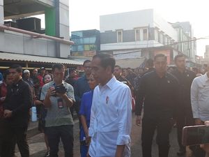 Jokowi Tinjau Pasar Jatinegara, Pedagang dan Warga Menyambut