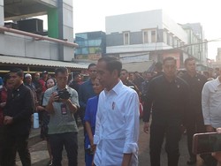 Jokowi Tinjau Pasar Jatinegara, Pedagang dan Warga Menyambut