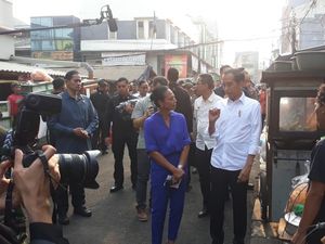 Berkunjung ke Pasar Jatinegara, Jokowi Bagi-bagi Amplop ke Pedagang