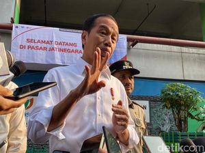 Cek Pasar Jatinegara, Jokowi Sebut Harga Beras Belum Turun