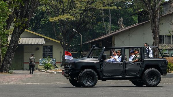 Momen Jokowi Naik Kendaraan Buatan Pindad
