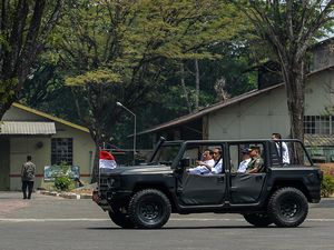 Momen Jokowi Naik Kendaraan Buatan Pindad